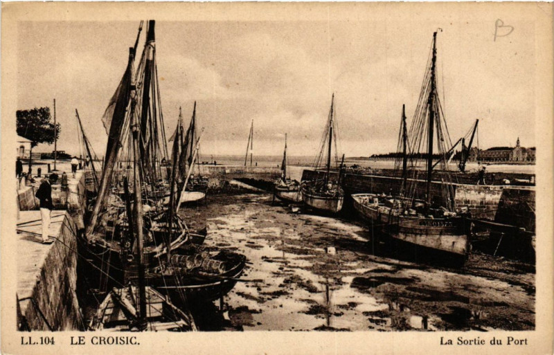 Carte postale ancienne Le Croisic - La Sortie du Port au Croisic
