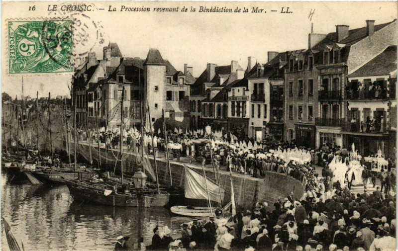 Carte postale ancienne Le Croisic - La Procession revenant de la Benediction de la Mer au Croisic