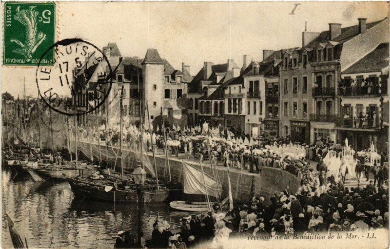 Carte postale ancienne Le Croisic - La Procession revenant de la Benediction de la Mer au Croisic