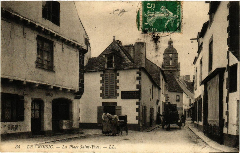 Carte postale ancienne Le Croisic - La Place Saint-Yves au Croisic