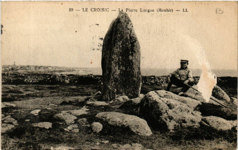 Carte postale ancienne Le Croisic - La Pierre Longue (Menhir) au Croisic