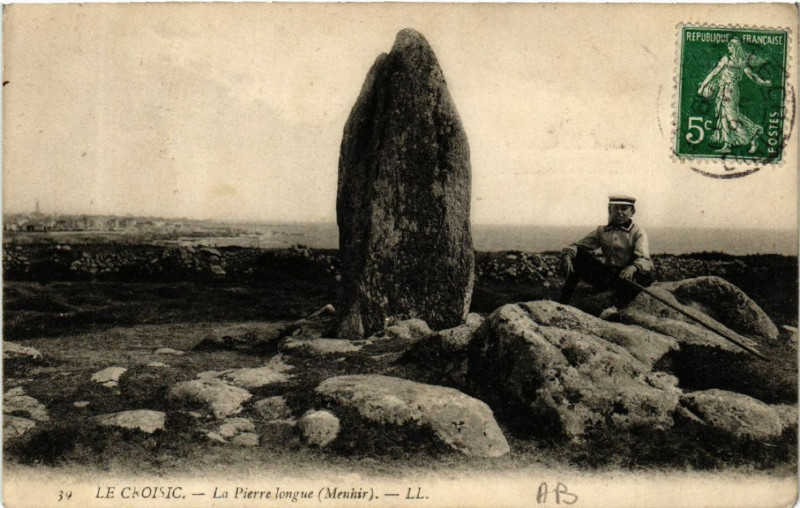 Carte postale ancienne Le Croisic - La Pierre longue (Menhir) au Croisic