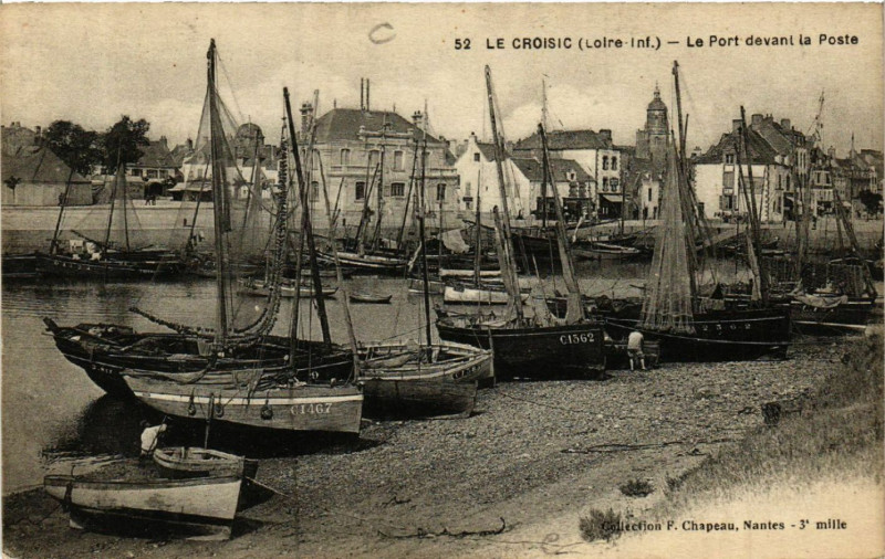 Carte postale ancienne Le Croisic (Loire-Inf.) - Le Port devant la Poste au Croisic