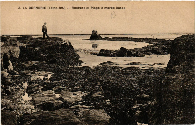 Carte postale ancienne La Bernerie(Loire-Inf.) - Rochers et Plage a maree basse