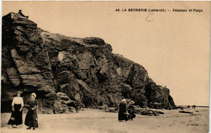 Carte postale ancienne La Bernerie(Loire-Inf.) - Falaises et Plage