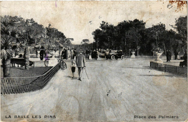Carte postale ancienne La Baule les Pins - Place des Palmiers