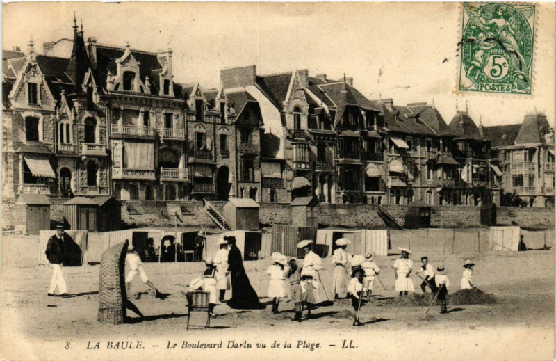 Carte postale ancienne La Baule - Le Boulevard Darla vu de la Plage
