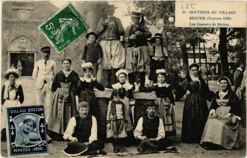 Carte postale ancienne Souvenir de Village Breton (Nantes 1910)-Les Joueurs de Biniou à Nantes