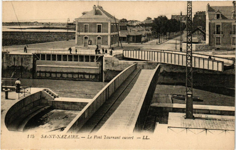 Carte postale ancienne Saint-Nazaire - Le Pont Tournant ouvert à Saint-Nazaire