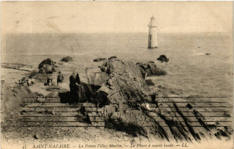 Carte postale ancienne Saint-Nazaire - La Pointe Villez-Martin - Le Phare a maree haute à Saint-Nazaire