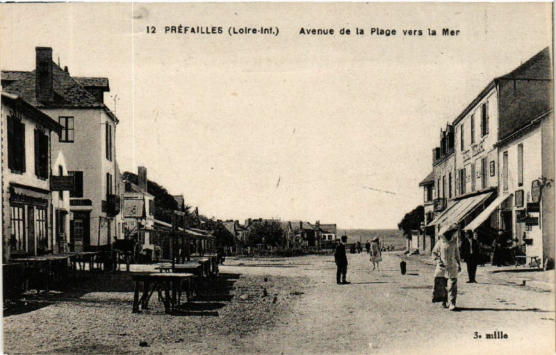 Carte postale ancienne Prefailles (Loire-Inf.) - Avenue de la Plage vers la Mer à Préfailles