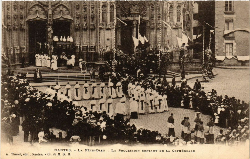 Carte postale ancienne Nantes - La Fete-Dieu : La Procession sortant de la Cathedrale à Nantes