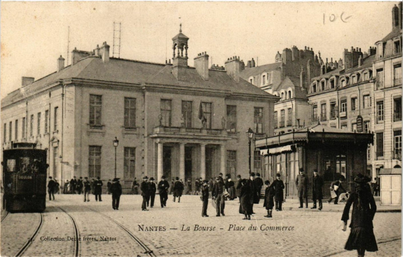Carte postale ancienne Nantes - La Bourse - Place du Commerce à Nantes