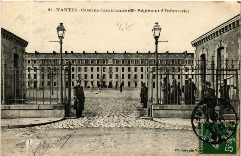 Carte postale ancienne Nantes - Caserne Cambronne (65* Regiment d'Infanterie ) à Nantes