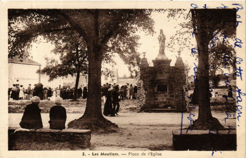 Carte postale ancienne Les Moutiers - Place de l'Eglise
