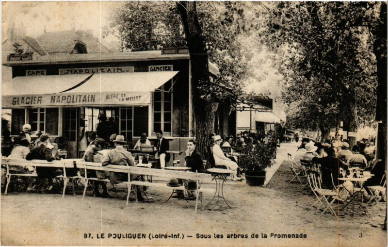 Carte postale ancienne Le Pouliguen (Loire-Inf.) - Sous les arbrec de la Promenade au Pouliguen