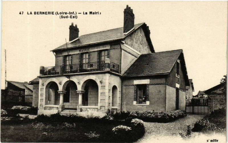 Carte postale ancienne La Bernerie (Loire-Inf.) - La Mairie (Sud-Est)