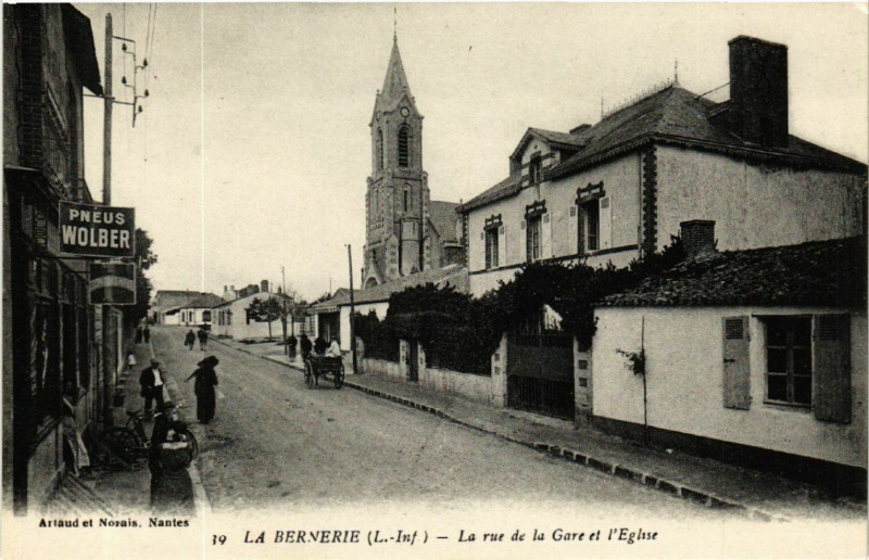 Carte postale ancienne La Bernerie (L.-Inf.) - La rue de la Gare et l'Eglise