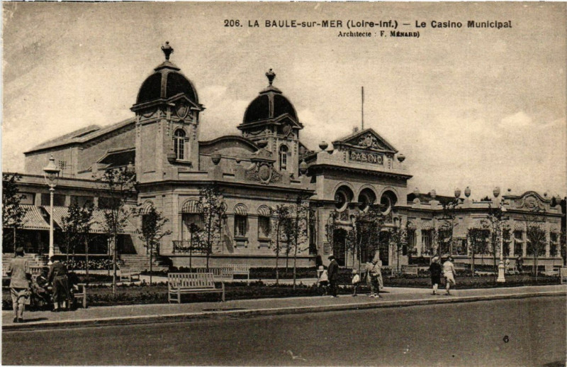 Carte postale ancienne La Baule-sur-Mer (Loire-Inf.)-Le Casino Municipal (Arch. F. Menard)