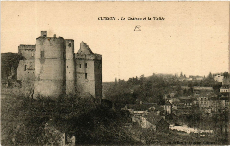 Carte postale ancienne Clisson - Le Chateau et le Vallee à Clisson