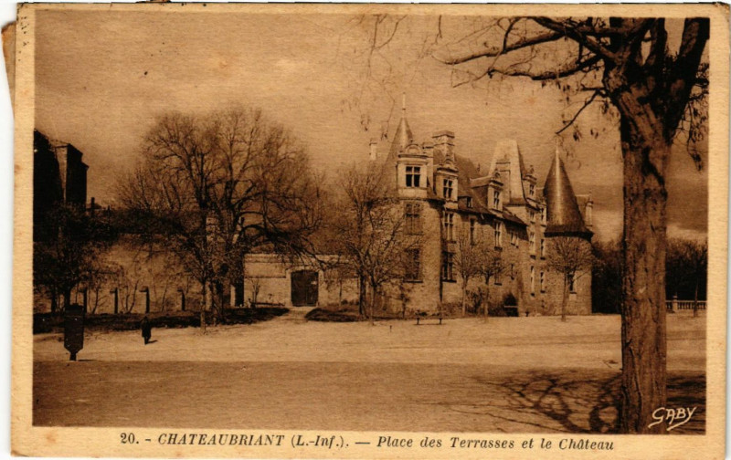 Carte postale ancienne Chateaubriant (L.-Inf.) - Place des Terrasses et le Chateau à Châteaubriant