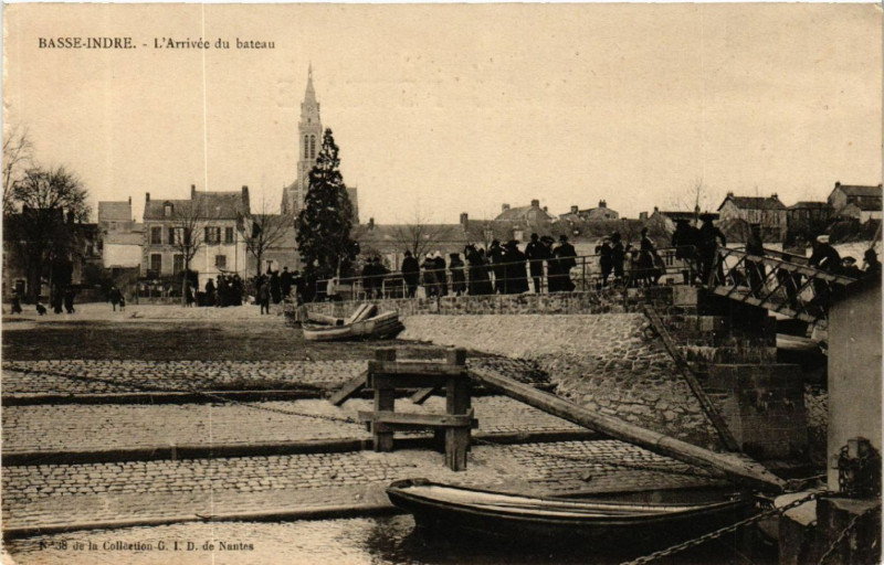 Carte postale ancienne Basse-Indre - L'Arrivee du bateau à Indre