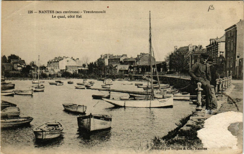 Carte postale ancienne Nantes (ses environs) - Trentemouit - Le quai cote Est à Nantes
