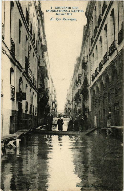 Carte postale ancienne Souvenir des Inondations. Nantes La rue Kervegan à Nantes