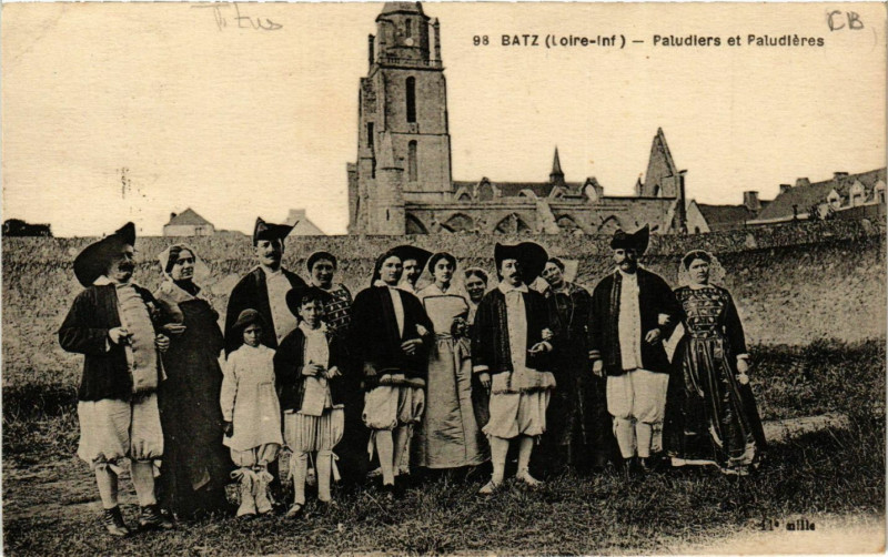 Carte postale ancienne Batz - Paludiers et Paludieres