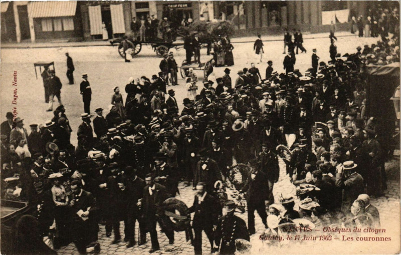 Carte postale ancienne Nantes Obsegues du citoyen Gaulay le 17 Juin 1903 Les couronnes à Nantes
