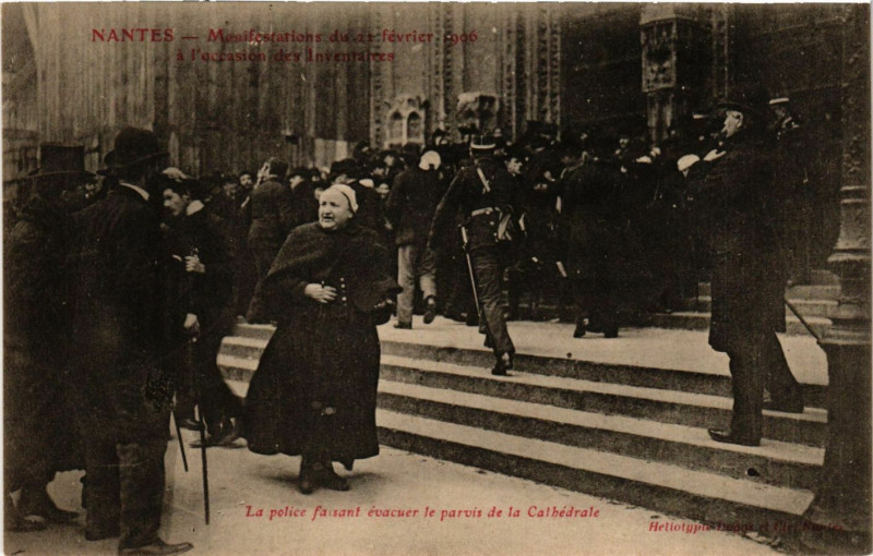 Carte postale ancienne Nantes Manifestations du 22 fevr.1906 a l'occasion des Inventaires à Nantes