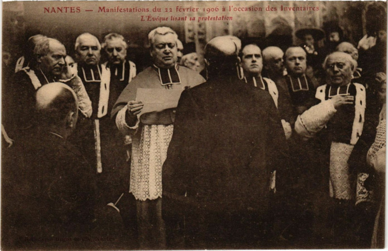 Carte postale ancienne Nantes Manifestations du 22 fev.1906 a l'occasion des Inventaires à Nantes