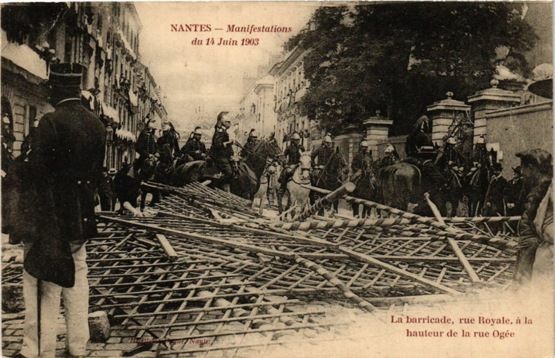 Carte postale ancienne Nantes - Manifestations du 14 Juin 1903 - La barricade rue Royale à Nantes