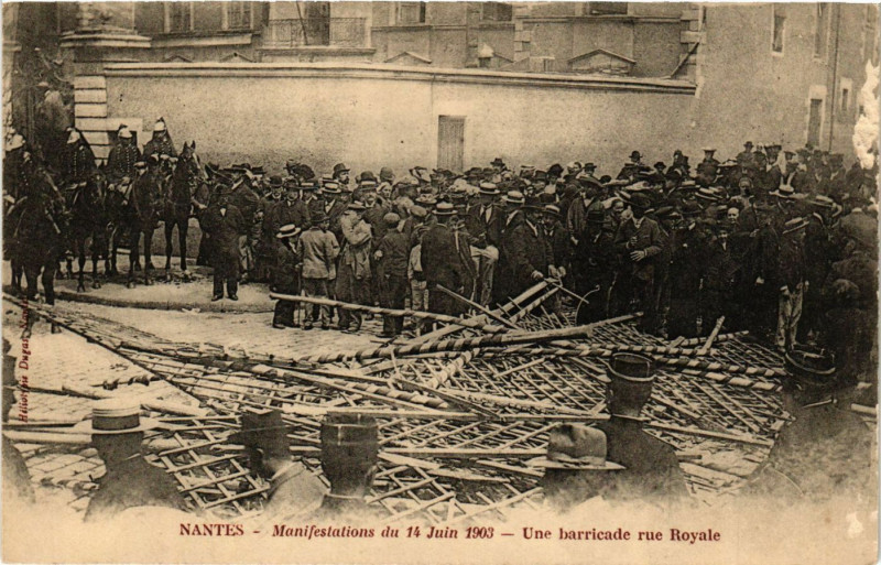 Carte postale ancienne Nantes - Manifestations du 14 Juin 1903 - Une barricade rue Royale à Nantes