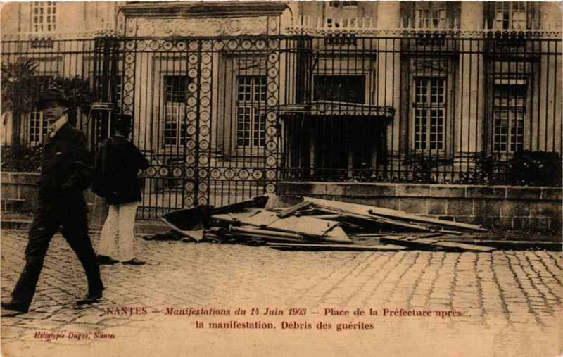 Carte postale ancienne Nantes Manifestations de 14 Juin 1903-Place de la Prefecture apres à Nantes