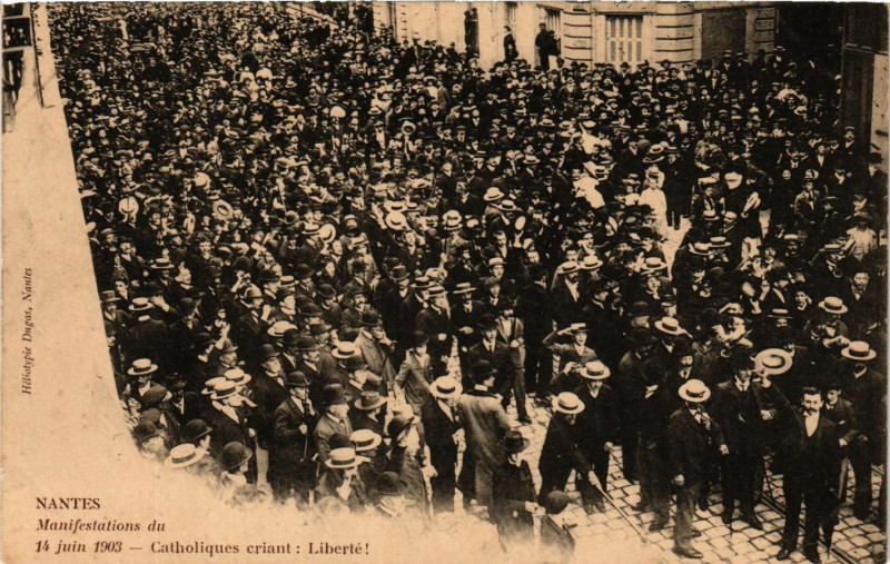 Carte postale ancienne Nantes Manifestations de 14 juin 1903 Catholiques criant Liberte! à Nantes