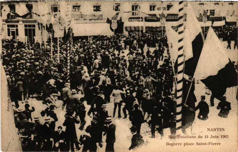 Carte postale ancienne Nantes - Manifestations de 14 Juin 1903 - Bagarre place Saint-Pierre à Nantes