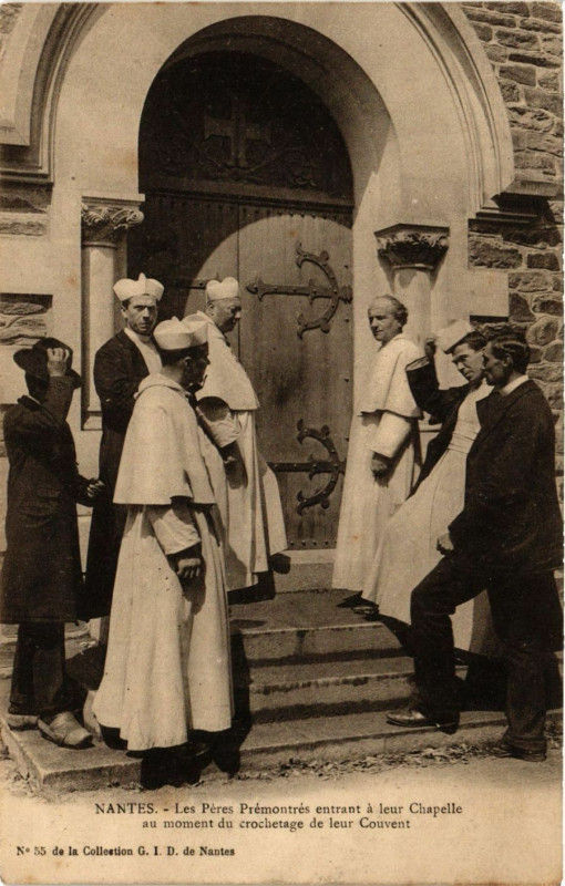 Carte postale ancienne Nantes Les Peres Premontres entrant a leur Chapelle au monument de à Nantes