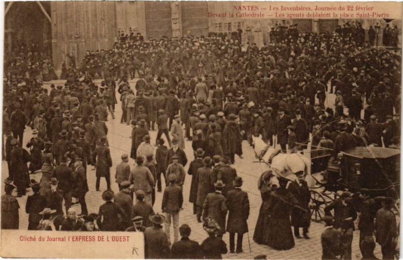 Carte postale ancienne Nantes Les Inventaires Journée du 22 fevr.-Devant la Cathédrale.. à Nantes