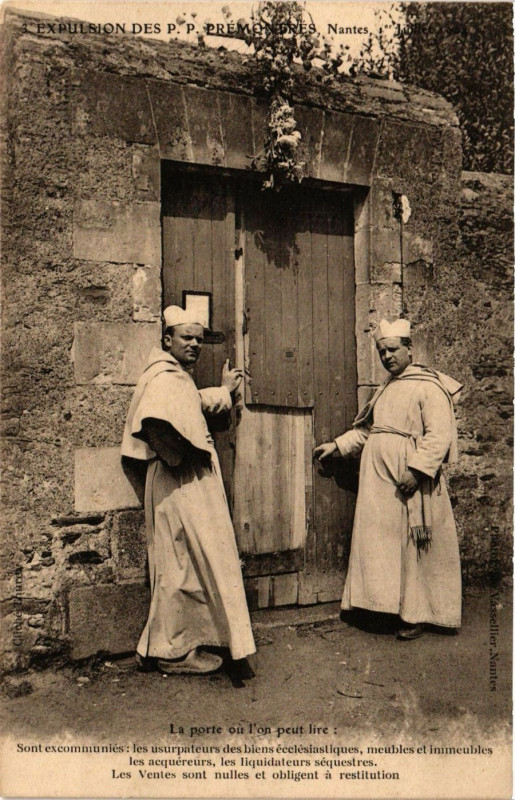 Carte postale ancienne Expulsion des P.P. Premontres Nantes La Porte ou l'on peut lire à Nantes