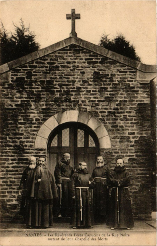 Carte postale ancienne Nantes - Les Reverends Peres Capucins de la Rue Noire sortant à Nantes