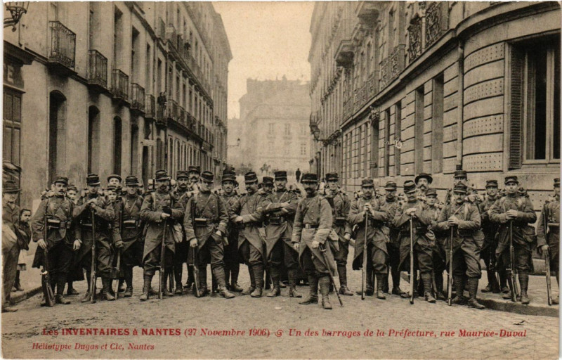 Carte postale ancienne Les Inventaires a Nantes (27 Novembre 1906) -Un des barrages à Nantes