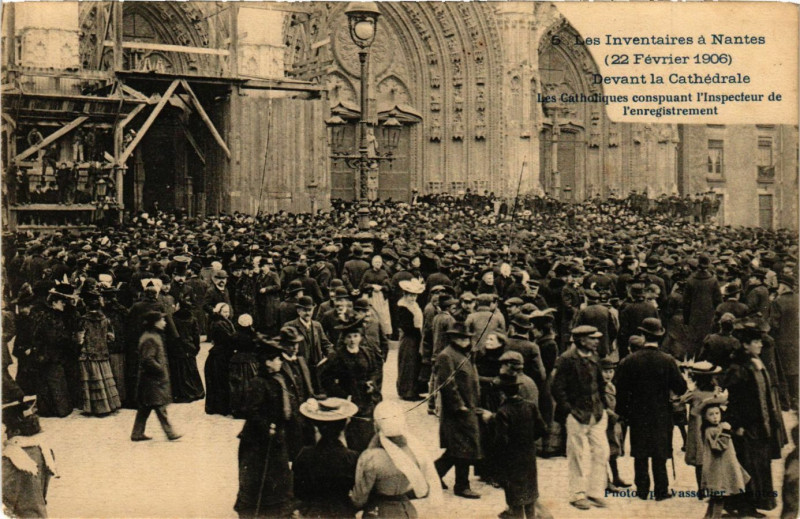 Carte postale ancienne Les Inventaires a Nantes (22 Fevr. 1906) - Devant la Cathédrale à Nantes