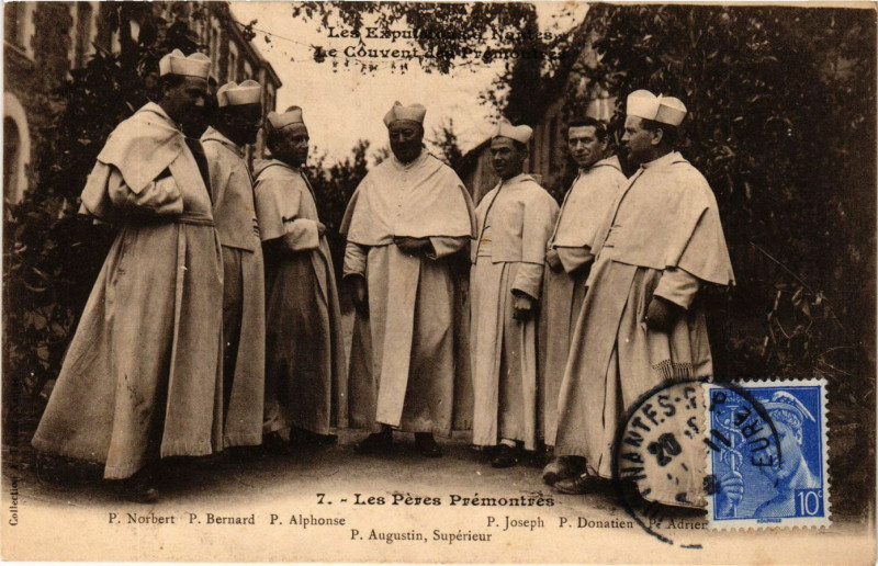 Carte postale ancienne Les Expulsions a Nantes-Les Peres Premontres à Nantes