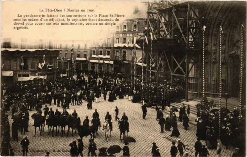 Carte postale ancienne La Fete-Dieu a Nantes en 1903 - La gendarmerie faissant des à Nantes