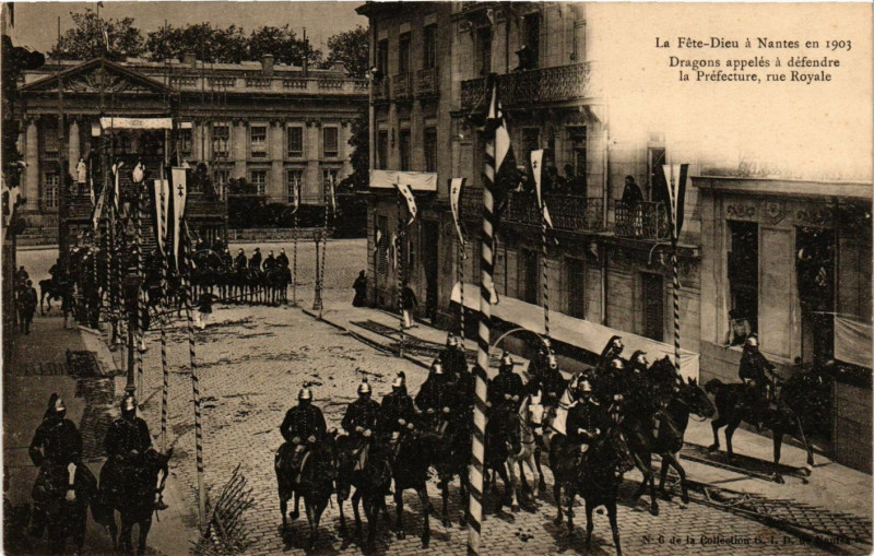 Carte postale ancienne La Fete-Dieu a Nantes en 1903 - Dragons appeles a defendre à Nantes