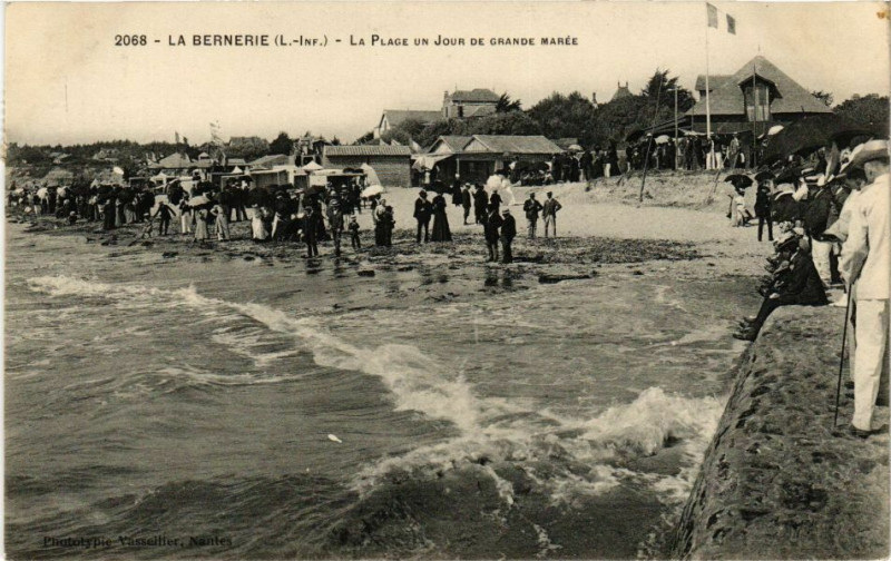 Carte postale ancienne La Bernerie - La Plage un Jour de Grande Mares