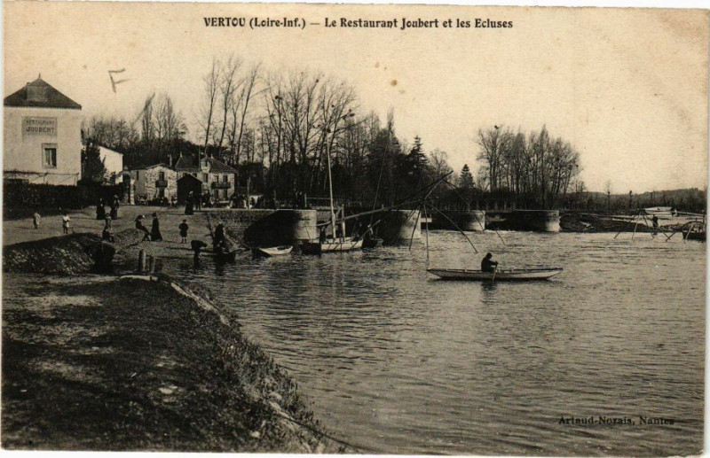 Carte postale ancienne Vertou - Le Restaurant Joubert et les Ecluses à Vertou