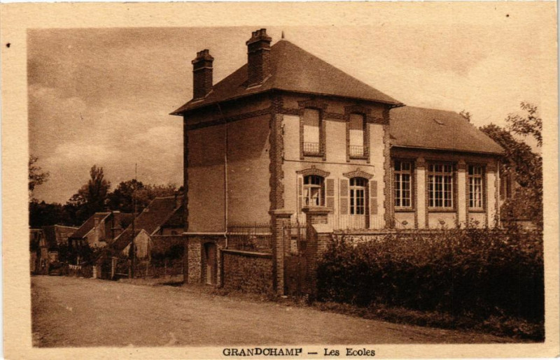 Carte postale ancienne Grandchamp - Les Ecoles
