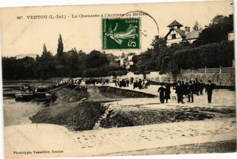 Carte postale ancienne Vertou - La Caussée a l'Arrivée du Bateau à Vertou